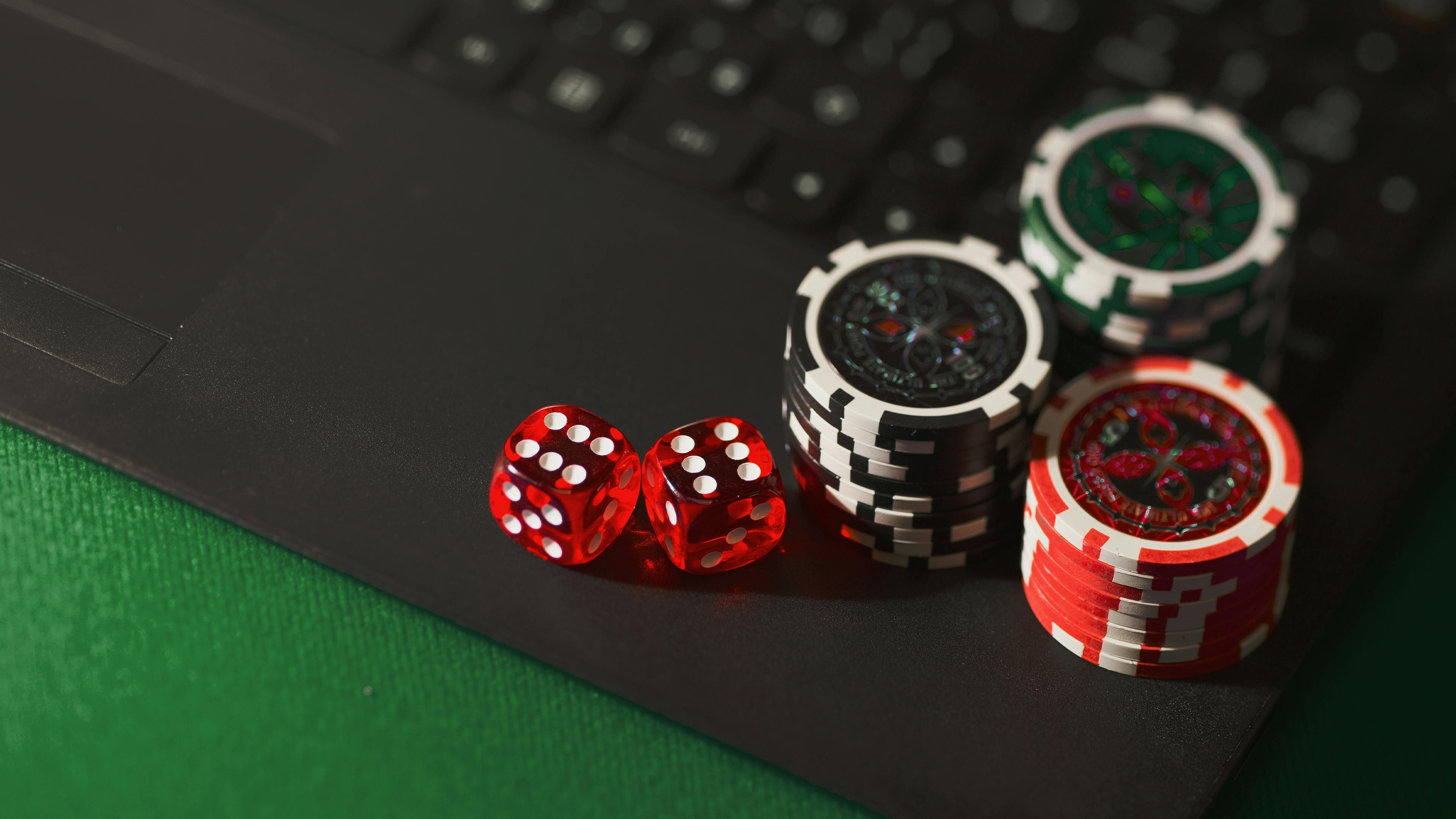 Tabel blackjack dengan dealer dan pemain di studio multi-kamera